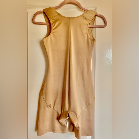 LN IZOD BODY SHAPER. NO UNDERWIRE. WORKS TO GIVE YOUR BODY THAT SMOOTH SHAPE. - Picture 2 of 4